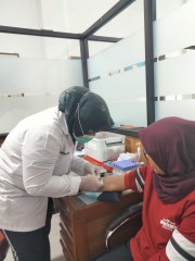 Melakukan Pengambilan Sampel Darah