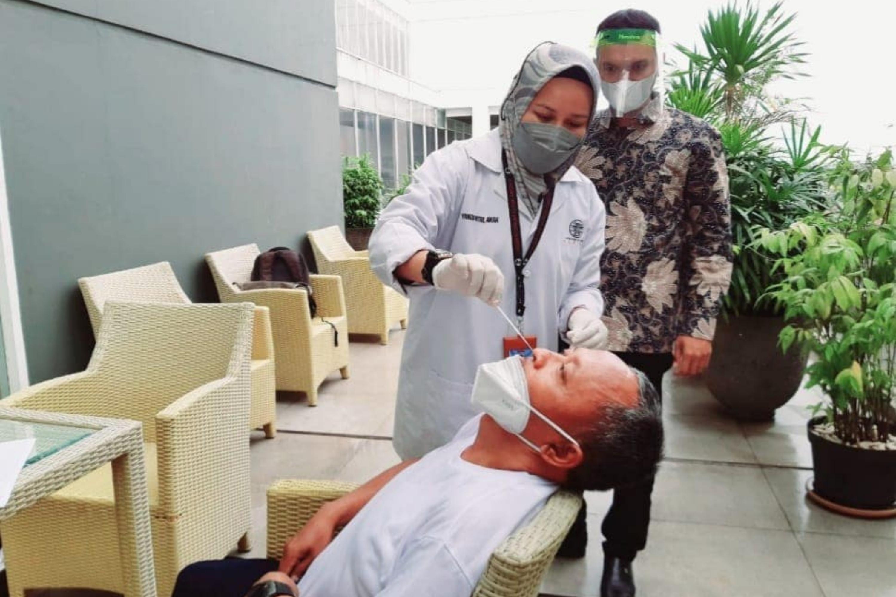  Mengerjakan sample pasien secara Laboratorium.