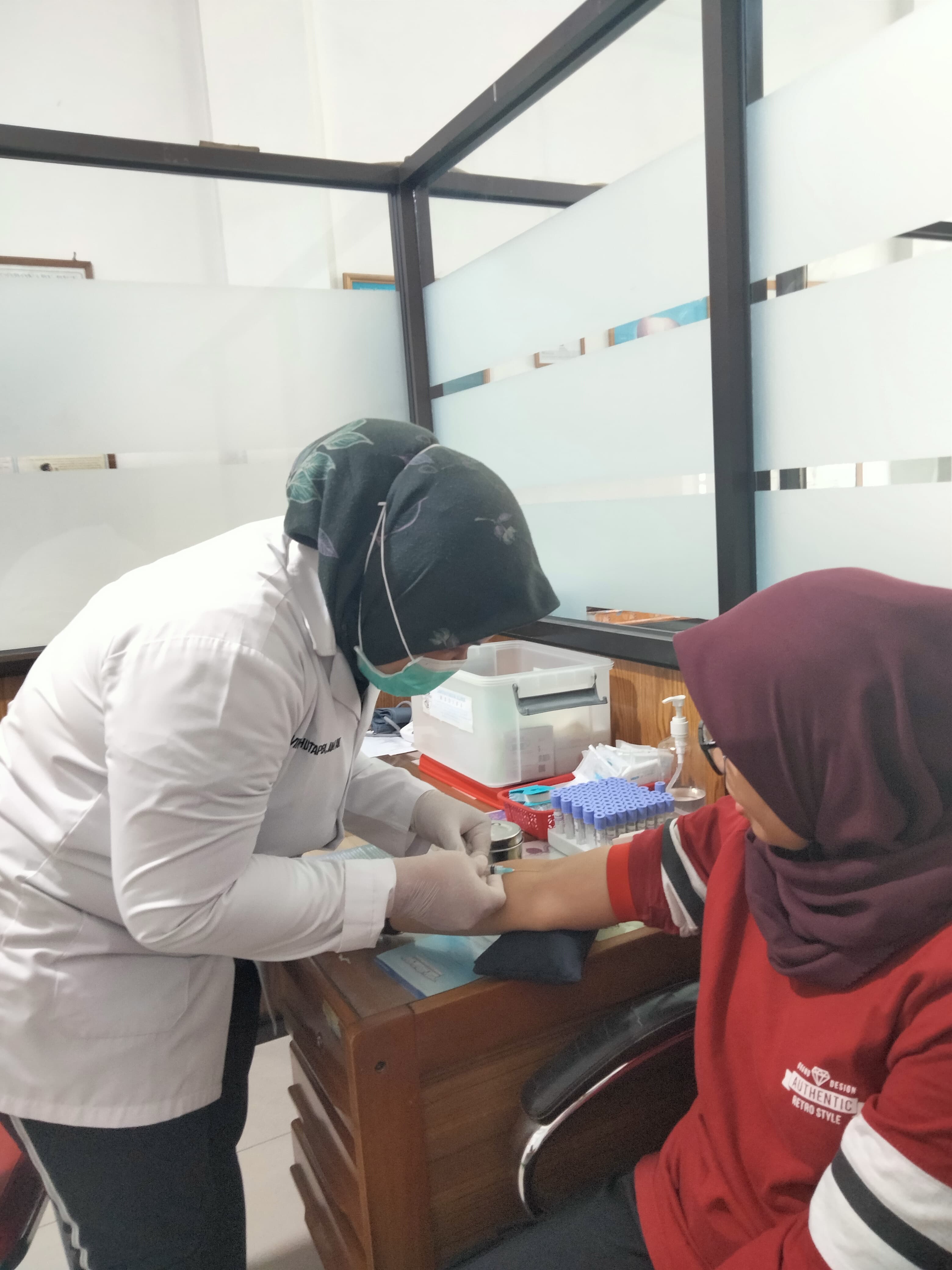 Melakukan Pengambilan Sampel Darah